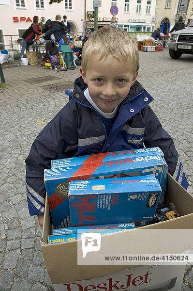 Sechsjähriger Junge hat auf dem Flohmarkt Fischertechnik-Spielzeug ergattert. Spielzeug-Flohmarkt in Klosterneuburg bei Wien Österreich
