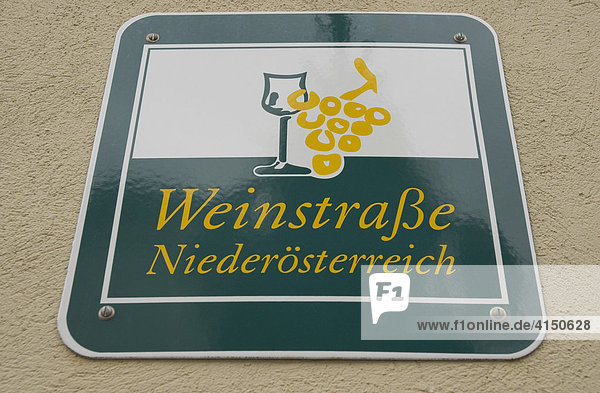 Weinstraße Niederösterreich. Schild vor Heurigenwirtschaft  Buschenschankbetrieb  der Wein aus der Eigenproduktion ausschenkt. Klosterneuburg  Niederösterreich bei Wien