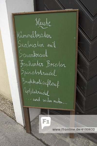 Speisen Schild vor Heurigenwirtschaft  Buschenschankbetrieb  der Wein aus der Eigenproduktion ausschenkt. Klosterneuburg  Niederösterreich bei Wien