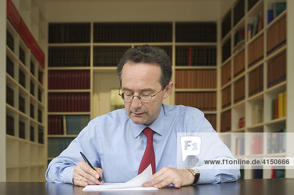 Anwalt entwirft einen Vertrag in der Kanzlei