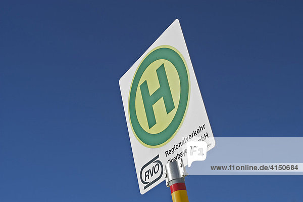Schild RVO Regionalverkehr Oberbayern GmbH an Bushaltestelle