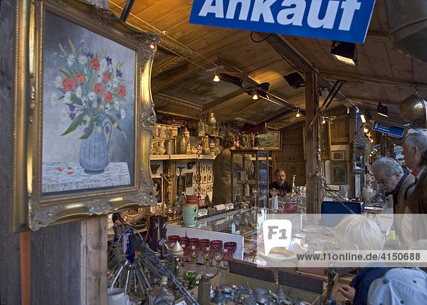 Antiquitätenstand auf dem Jahrmarkt Auerdult in München