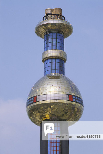 Schornstein  Heizkraftwerk Spittelau gestaltet vom Künstler Friedensreich Hundertwasser  Wien  Österreich