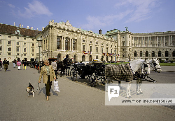 Neue Hofburg mit Pferdekutschen  Heldenplatz  Wien  Österreich