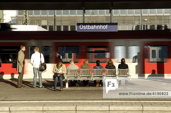 Wartnende Menschen am Bahnsteig mit S-Bahn  Ostbahnhof München  Deutschland