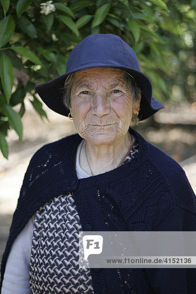Eine alte Frau  Monchique  Algarve  Portugal