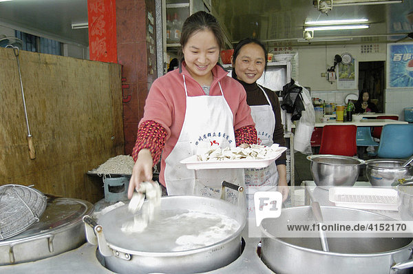 Freundliche Köchinnen in einer Nudelküche  China