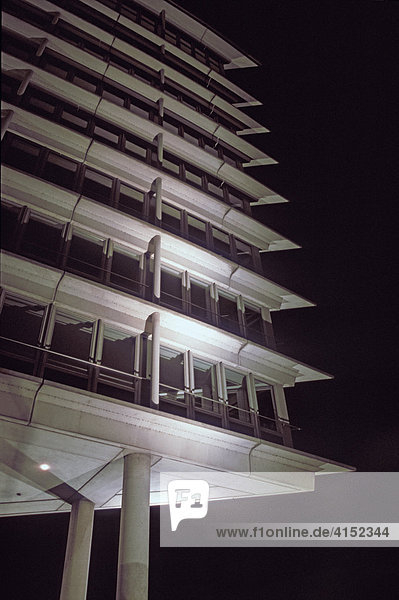 Nächtlich beleuchtetes Gebäude des Hanseatic Trade Center HTC in der Hamburger Hafencity