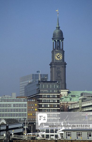 Der Turm des Hamburger Michels überragt die Gebäude an den Landungsbrücken im Hamburger Hafen