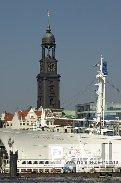 Der Turm der Sankt Michaelis Kirche überragt das Museumsschiff Cap San Diego im Hamburger Hafen