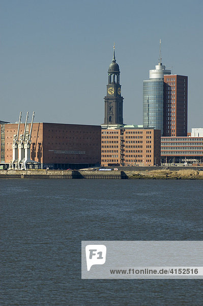 Die Türme der Sankt Michaeliskirche und des Hanseatic Trade Centers HTC überragen die Hamburger Hafencity  Hamburg  Deutschland  Europa