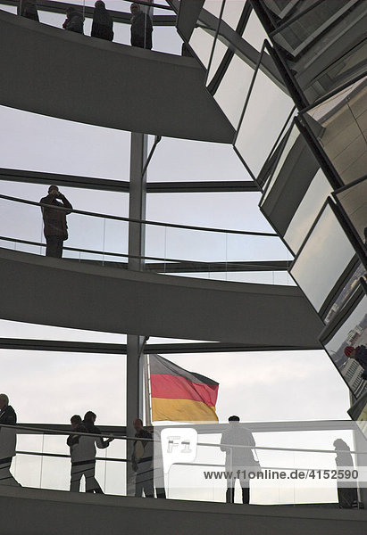 Besucher in der Kuppel des Reichstages in Berlin Deutschland