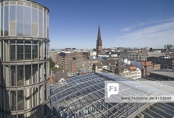 Blick von einem Bürogebäude über die Hamburger Innenstadt