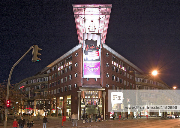 Musicaltheater Neue Flora in Hamburg bei Nacht