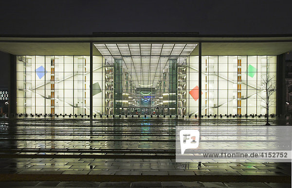 Glasfassade der Bibliothek des Bundestages in Berlin bei Nacht  Deutschland