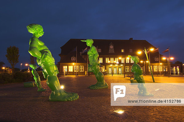 Schiefe Skulpturen - Reisende Riesen im Wind - des Künstlers Martin Wolke vor dem Bahnhof von Westerland auf Sylt  Schleswig Holstein  Deutschland