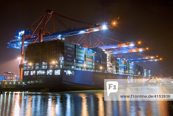 Ein vollbeladenes Containerschiff liegt bei Nacht im Hamburger Hafen  Containerterminal Eurokai  Hamburg  Deutschland