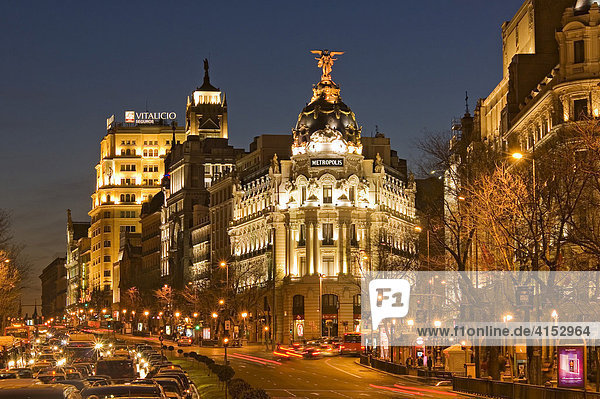 Calle Alcala und Metropolisgebäude am Abend  Madrid  Spainen