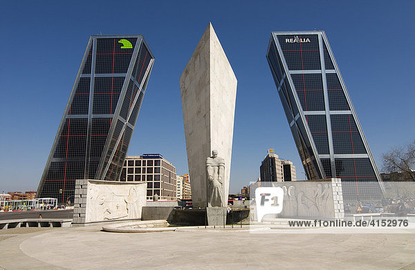 Denkmal für Jose Calvo Sotelo vor den schiefen Türmen der Puerta de Europa an der Plaza Castilla  Madrid  Spanien
