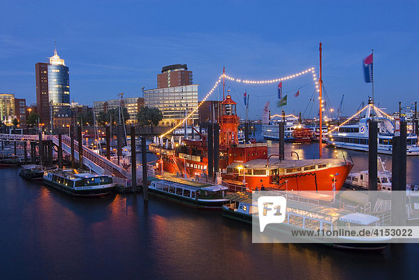 Feuerschiff im Hamburger Hafen in der Abenddämmerung  Hamburg  Deutschland