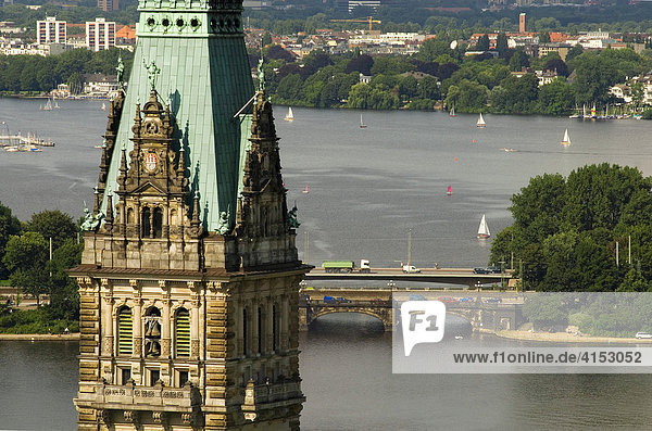 Der Turm des Hamburger Rathauses vor der Alster  Hamburg  Deutschland
