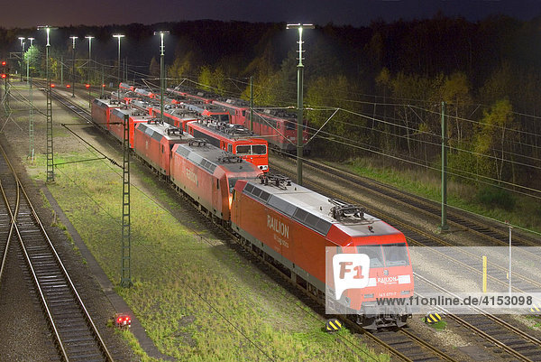 Abgestellte Lokomotiven auf dem Rangierbahnhof Maschen nahe Hamburg bei Nacht  Niedersachsen  Deutschland