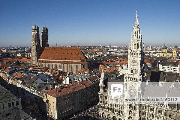 Blick vom Alten Peter auf Neues Rathaus  Frauenkirche  Dom zu Unserer Lieben Frau  Theatinerkirche  München  Bayern  Deutschland