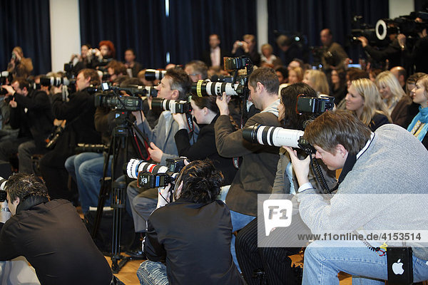 Fotografen während Pressekonferenz der Firma Schwarzkopf  Grandhotel Schloss Bensberg  Bergisch Gladbach  Nordrhein-Westfalen  Deutschland