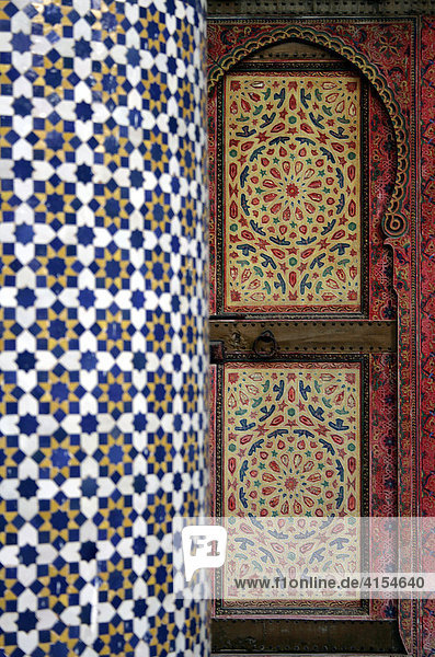 Ornamentik an Säule und Tür in Palast  Fes  Marokko