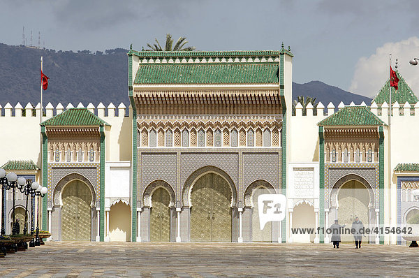 Wachleute vor Eingangstor des Königspalastes Dar el Makhzen  Fes  Marokko