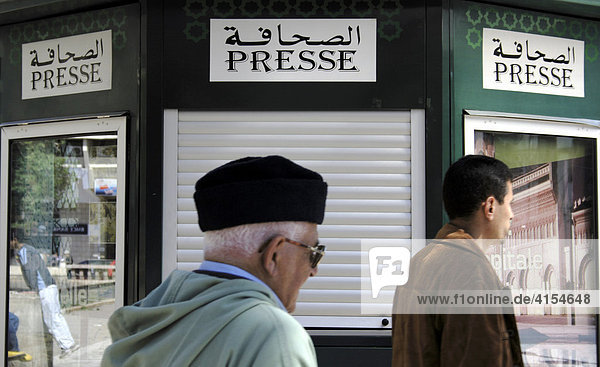Passanten vor Kiosk mit Schild PRESSE  Fes  Marokko