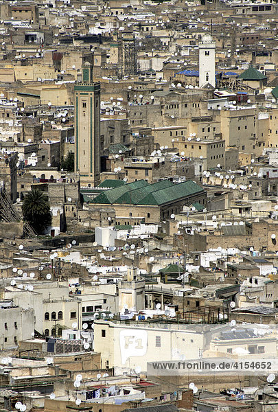Stadtansicht der Altstadt mit Moscheen  Königsstadt Fes  Marokko