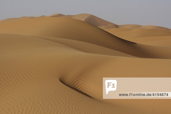 Durch den Wind geformte Sanddünen  Erg Chebbi  Marokko