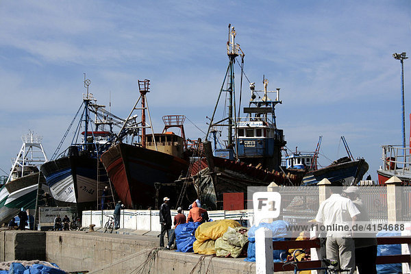 Fischerboote im Hafen  Essaouira  Marokko