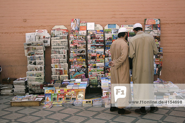 Zwei Männer vor Zeitungs- und Zeitschriftenstand  Marrakesch  Marokko.