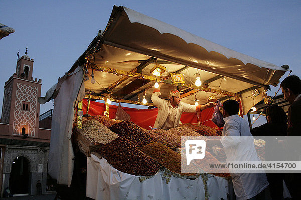 Marktstand  auf dem Platz Djamaa el-Fna  Marrakesch  Marokko