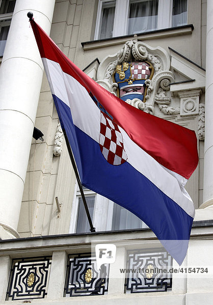 Kroatische Flagge weht vor Sabor  dem kroatischen Parlament. Zagreb Kroatien