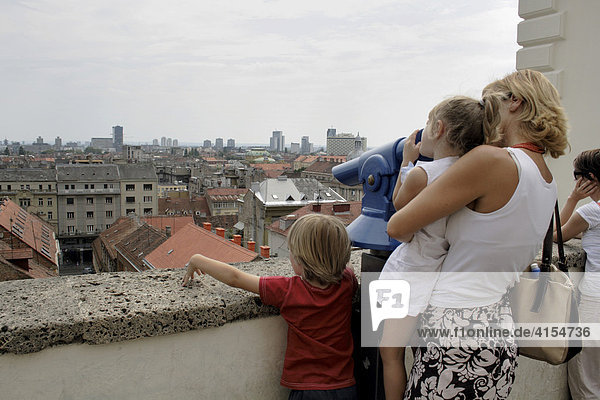 Touristen betrachten Stadt von oben. Zagreb Kroatien