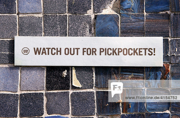 Schild warnt vor Taschendiebstahl