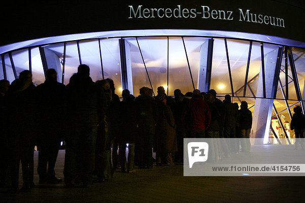 Menschen stehen vor Mercedes-Benz Museum in Warteschlange  Stuttgart  Deutschland
