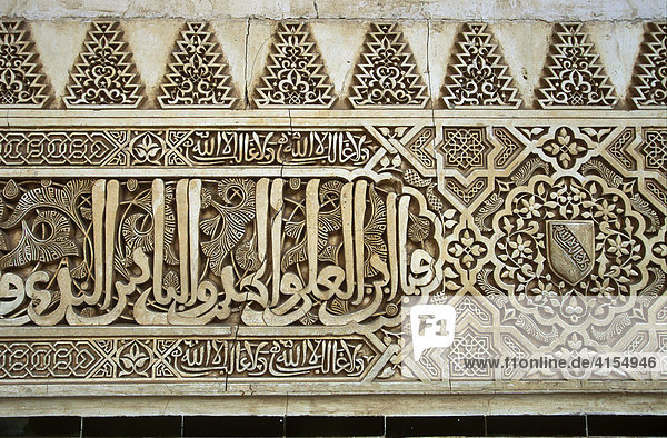 Arabische Schrift und Muster (Arabeske) im Nasridenpalast  Alhambra  Granada  Andalusien  Spanien