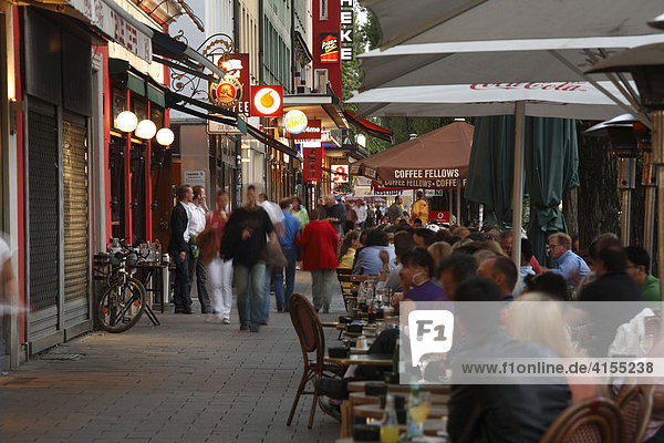 Straßencafes in Leopoldstraße am Abend  München-Schwabing  Bayern  Deutschland  Europa