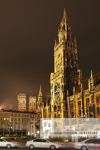 New Town Hall  Frauenkirche  Cathedral of Our Blessed Lady  Marienplatz Square  Munich  Bavaria  Germany  Europe