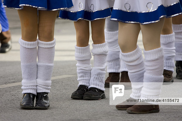 Beine junger Gardemädchen auf dem Faschingsumzug in Schwabmünchen  Schwaben  Bayern  Deutschland