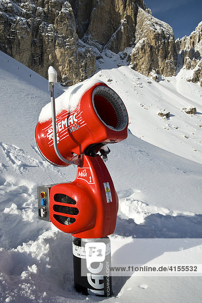 Schneekanone  Südtirol  Dolomiten  Italien