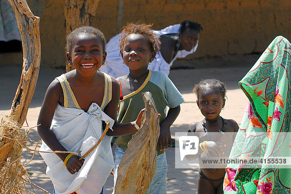 Spielende Kinder im kleinen Fischerdorf Tanji  The Gambia  Afrika