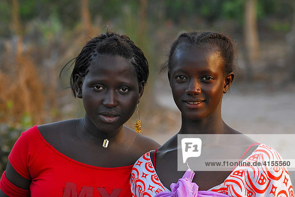 Zwei Mädchen im kleinen Dorf Tanji  the Gambia  Afrika
