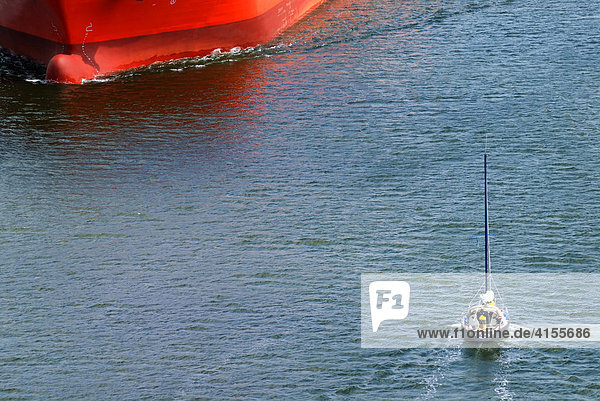 Kleines Segelschiff begegnet einem riesigen Containerschiff  Nord-Ostsee-Kanal  Kiel