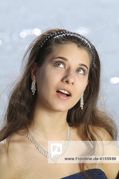 Portrait einer jungen Frau in festlicher Abendgarderobe