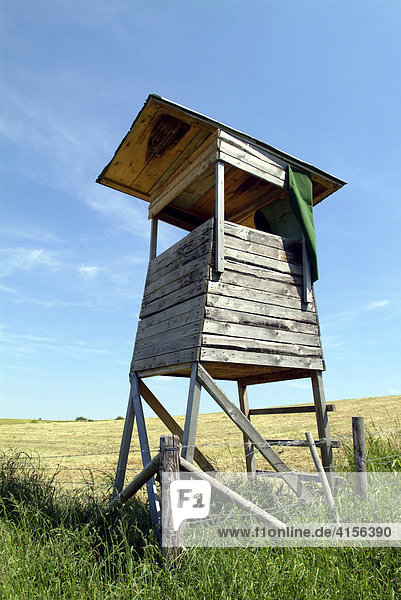 Hochstand mit gruenem Stoff